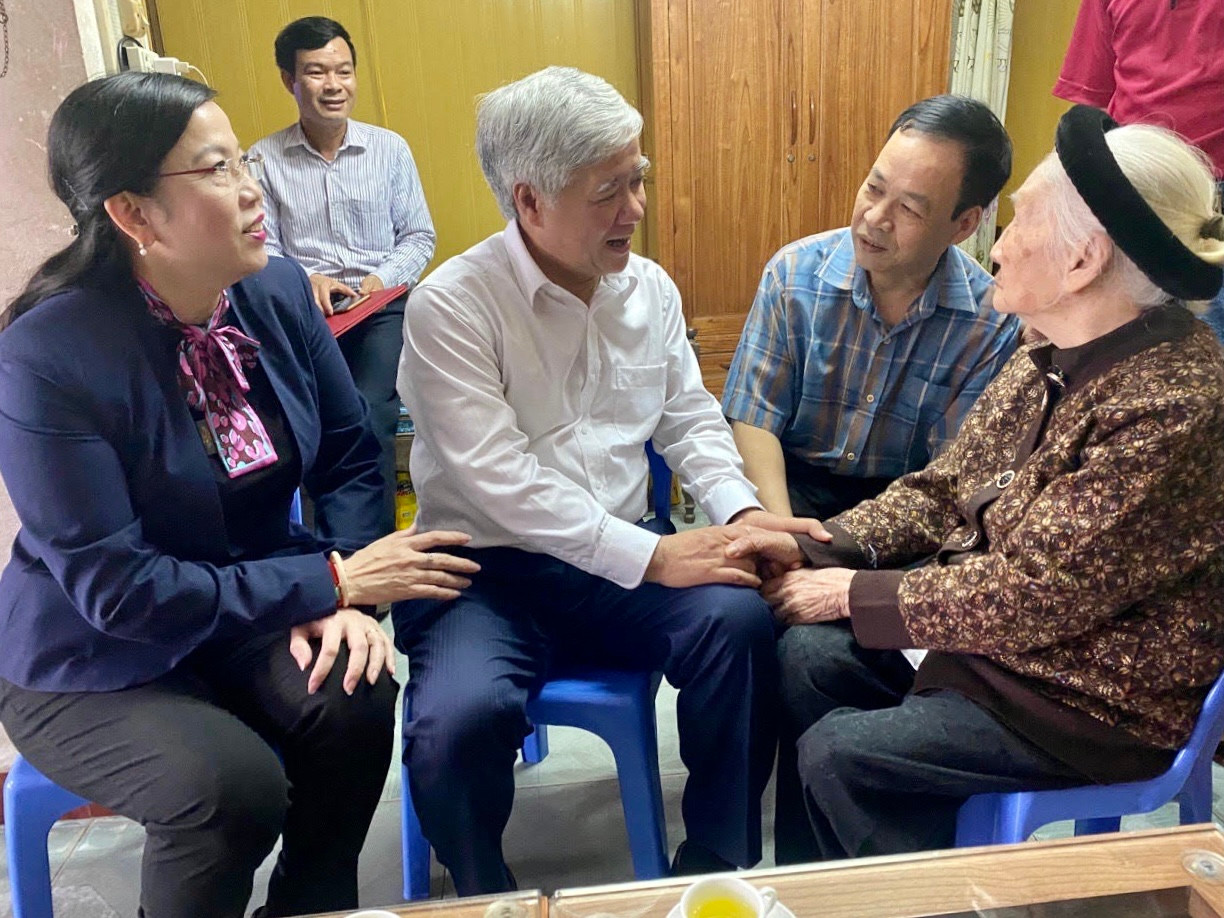 Bộ trưởng, Chủ nhiệm UBDT Đỗ Văn Chiến tặng quà cho Mẹ Việt Nam anh hùng Nguyễn Thị Lợi (Tổ 3, phường Phan Đình Phùng, TP. Thái Nguyên)