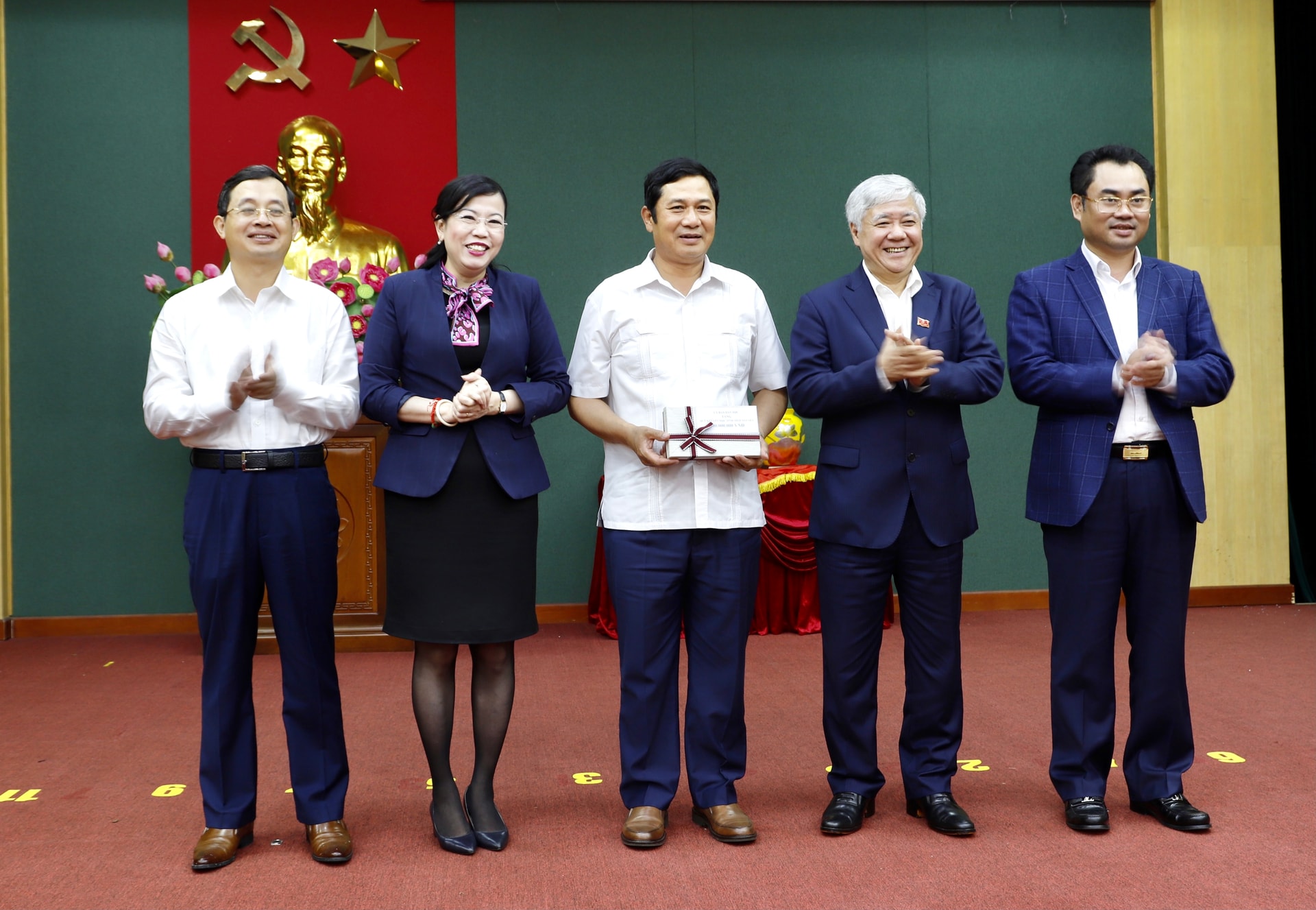 Bí thư Trung ương Đảng, Bộ trưởng, Chủ nhiệm UBDT Đỗ Văn Chiến trao tặng 100 triệu đồng cho Quỹ khuyến học tỉnh Thái Nguyên. Bí thư Trung ương Đảng, Bộ trưởng, Chủ nhiệm UBDT Đỗ Văn Chiến trao tặng 100 triệu đồng cho Quỹ khuyến học tỉnh Thái Nguyên.