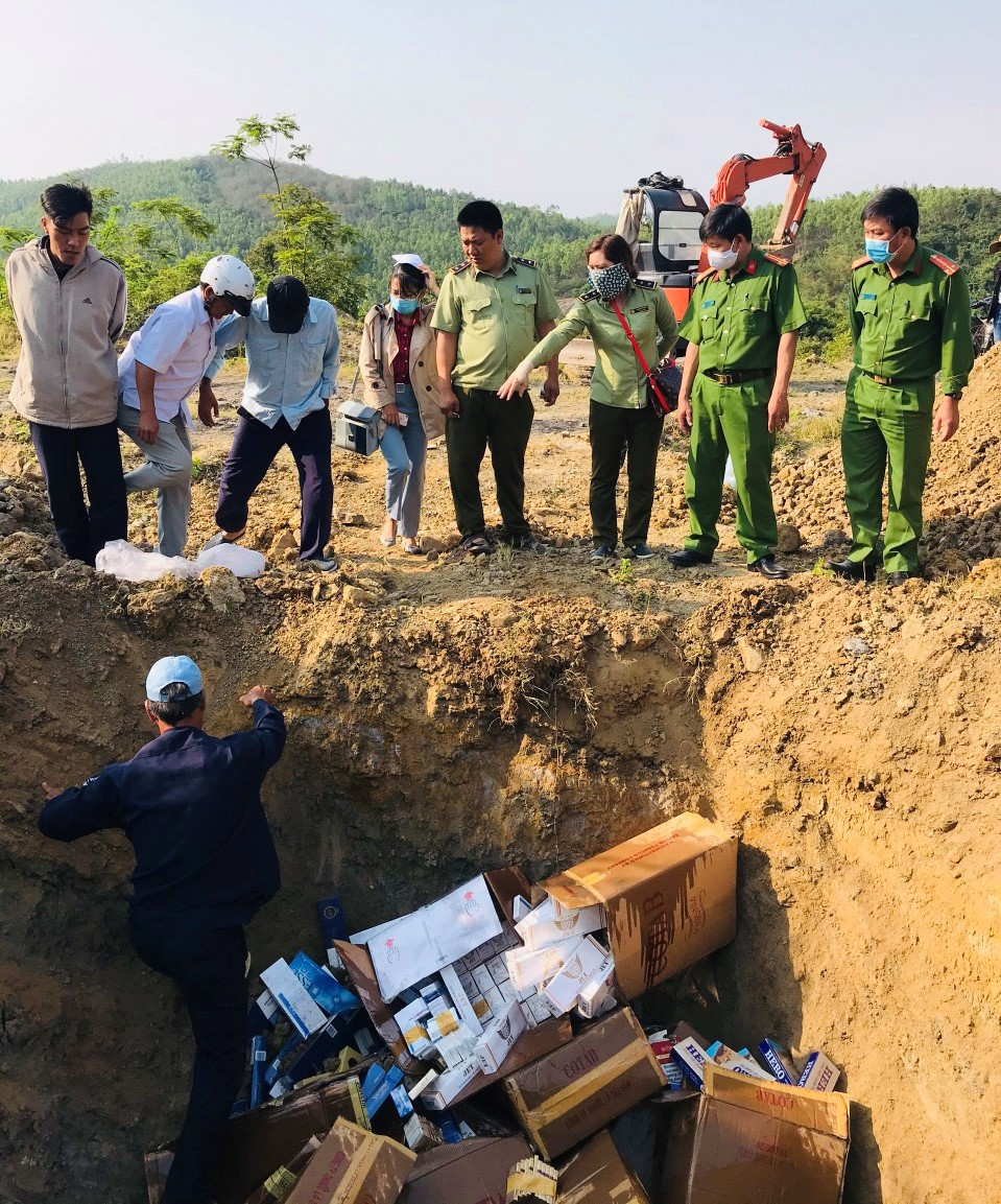 Tiêu hủy hàng lậu ở Phú Yên. (Ảnh: QLTT tỉnh Phú Yên)