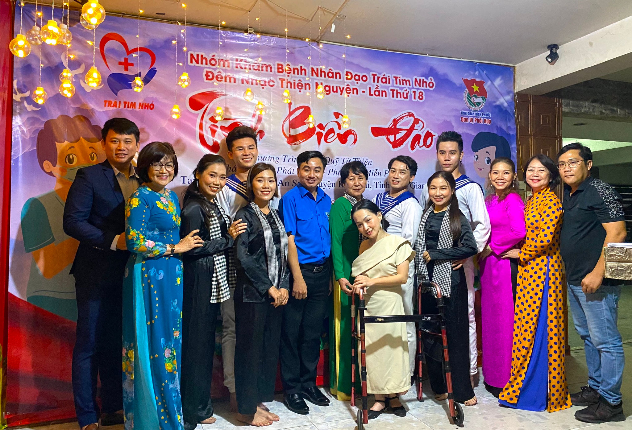 Bí thư Tỉnh Đoàn Bình Phước Trần Quốc Duy (thứ 6, từ trái sang) và Trưởng Nhóm Khám bệnh nhân đạo Trái Tim Nhỏ Đỗ Phương (bìa trái) cùng nữ nhà văn Trần Trà My (thứ 8, từ trái sang) hào hứng tham gia đêm nhạc. Bí thư Tỉnh Đoàn Bình Phước Trần Quốc Duy (thứ 6, từ trái sang) và Trưởng Nhóm Khám bệnh nhân đạo Trái Tim Nhỏ Đỗ Phương (bìa trái) cùng nữ nhà văn Trần Trà My (thứ 8, từ trái sang) hào hứng tham gia đêm nhạc.