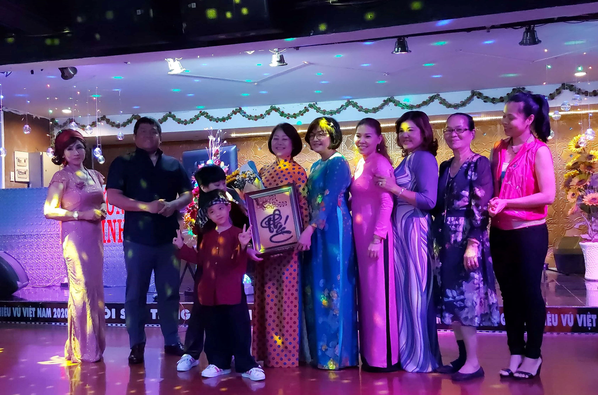 Bức tranh gạo với chữ “Phúc” của Gia đình Tranh Gạo Quỳnh Vy được đấu giá tại đêm nhạc Bức tranh gạo với chữ “Phúc” của Gia đình Tranh Gạo Quỳnh Vy được đấu giá tại đêm nhạc