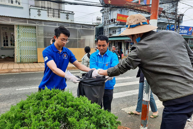 Lơ Mu Ha Thiêm (giữa) cùng ĐVTN tham gia các phong trào xây dựng văn minh đô thị ở thị trấn Lạc Dương. Ảnh: NVCC