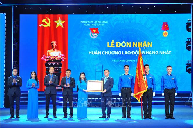 Đồng chí Vương Đình Huệ - Uỷ viên Bộ Chính trị, Bí thư Thành uỷ Hà Nội trao bằng khen cho Thành Đoàn Hà Nội. Ảnh: Minh Đức/TTXVN