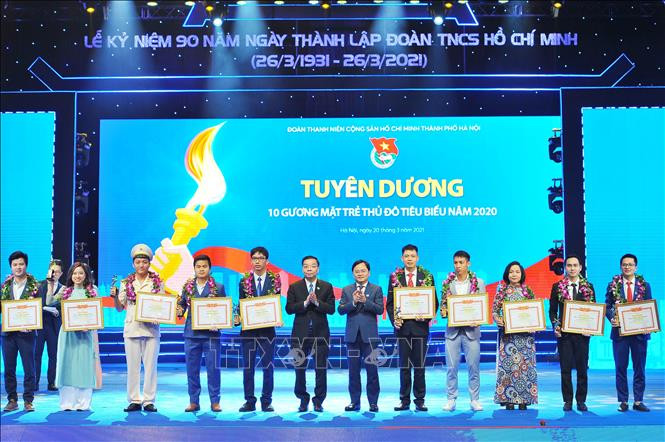 Đồng chí Nguyễn Anh Tuấn, Ủy viên BCH Trung ương Đảng, Bí thư thứ nhất BCH Trung ương Đoàn, Chủ tịch Hội Liên hiệp thanh niên Việt Nam và đồng chí Chu Ngọc Anh, Ủy viên BCH Trung ương Đảng, Phó Bí thư Thành ủy, Chủ tịch Ủy ban nhân dân thành phố Hà Nội trao cúp biểu trưng và bằng khen cho 10 gương mặt trẻ Thủ đô tiêu biểu năm 2020. Ảnh: Minh Đức/TTXVN