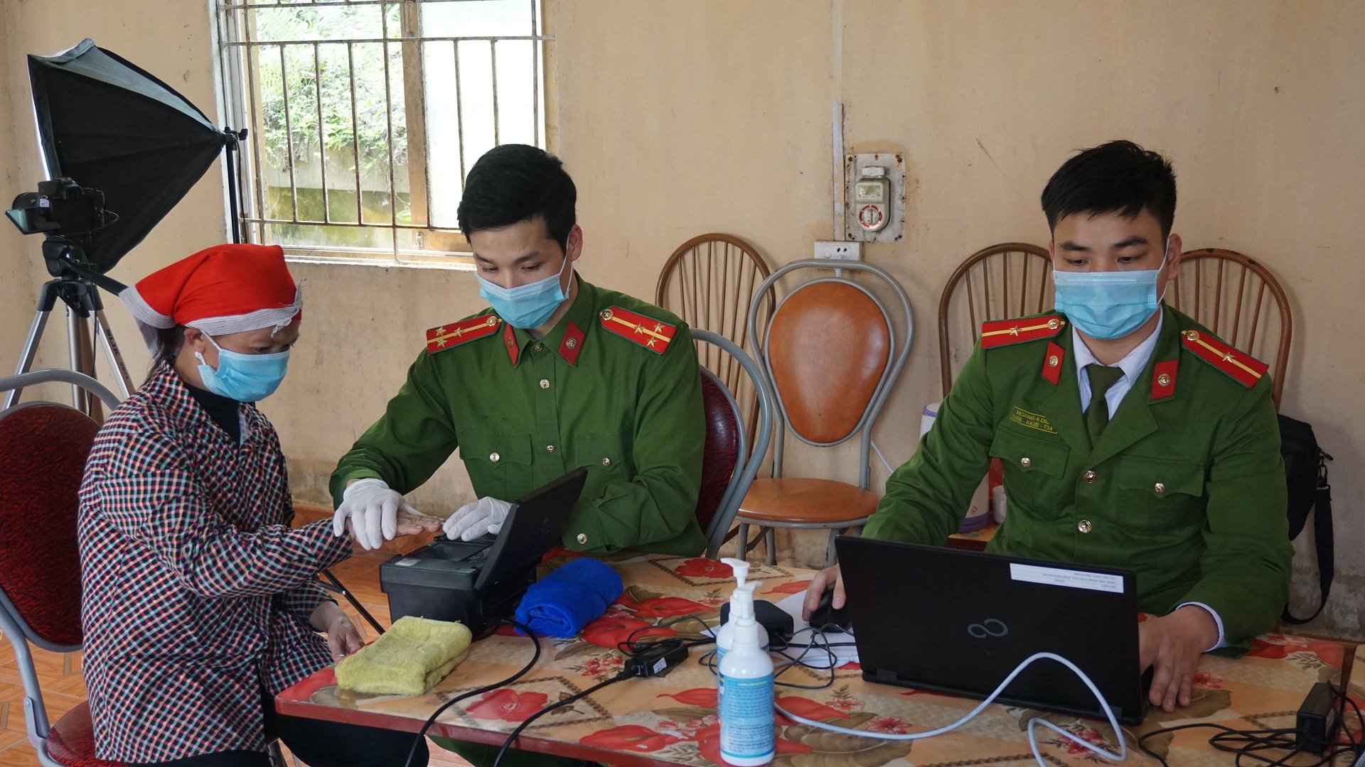 Lấy vân tay làm CCCD cho bà con người Dao ở xã Phìn Ngan