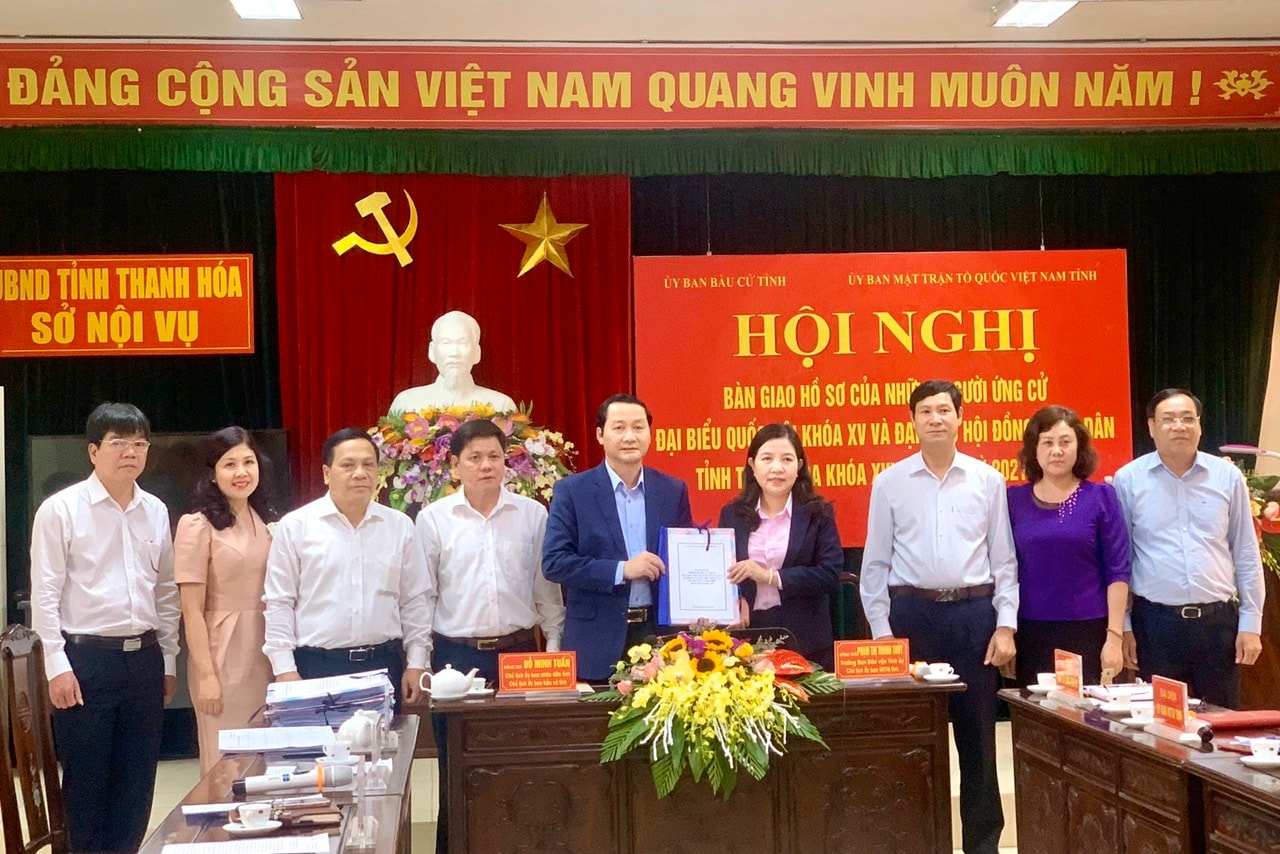 Ông Đỗ Minh Tuấn, Chủ tịch UBND tỉnh, Chủ tịch Ủy ban bầu cử tỉnh Thanh Hóa, bàn giao danh sách hồ sơ ứng cử ĐBQH và đại biều HĐND tỉnh nhiệm kỳ 2021-2026 cho Uỷ ban MTTQ  tỉnh Thanh Hóa