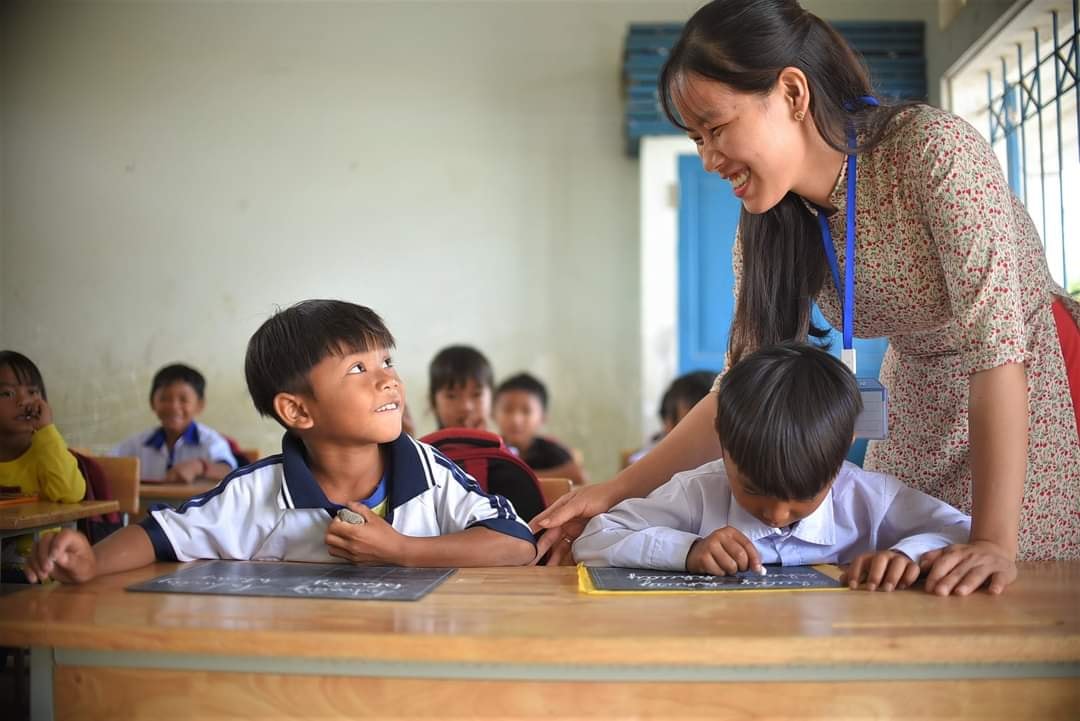 Tuy khó khăn, vất vả nhưng các cô giáo vẫn dành cho học sinh của mình tình cảm yêu thương nhất Tuy khó khăn, vất vả nhưng các cô giáo vẫn dành cho học sinh của mình tình cảm yêu thương nhất