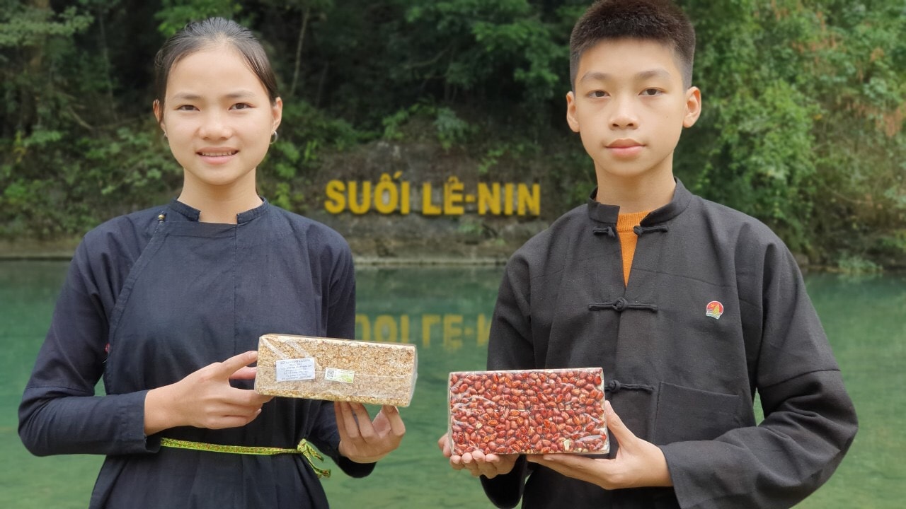 2 bạn trẻ dân tộc Tày giới thiệu món bánh 2 bạn trẻ dân tộc Tày giới thiệu món bánh đặc sản Khẩu Sli của quê hương Cao Bằng
