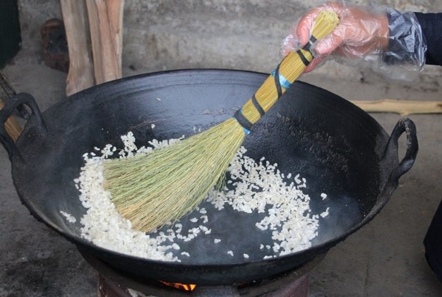 Cho hạt xôi đã phơi vào chảo rang, để hạt nở đều, giòn. Cho hạt xôi đã phơi vào chảo rang, để hạt nở đều, giòn.