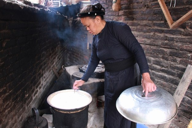 Gạo nếp ngâm khoảng 5 - 7 tiếng, đãi sạch, để ráo nước và đem đồ thành xôi. Gạo nếp ngâm khoảng 5 - 7 tiếng, đãi sạch, để ráo nước và đem đồ thành xôi.