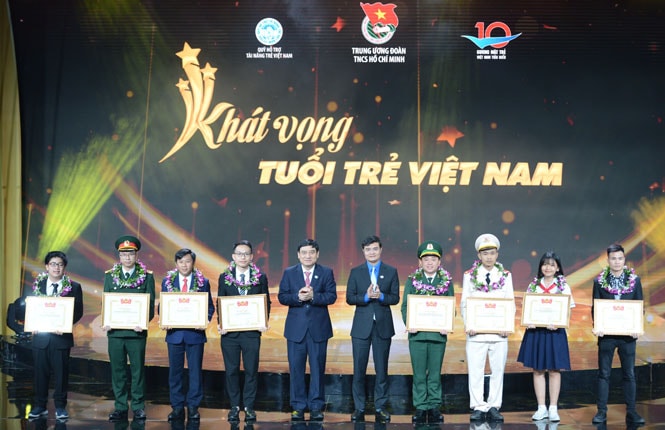 Phó Chánh Văn phòng Trung ương Đảng Nguyễn Đắc Vinh và Bí thư Thường trực Trung ương Đoàn Bùi Quang Huy trao Bằng khen cho các gương mặt trẻ triển vọng năm 2020
