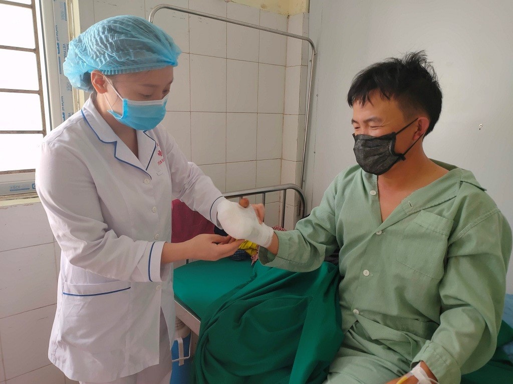 Anh Cứ A Lử, dân tộc Mông Ma Seo Phìn Cao (xã Khun Há, huyện Tam Đường, Lai Châu) phải đi viện điều trị vết thương do tai nạn từ chiếc máy trộn thức ăn cho gia súc.