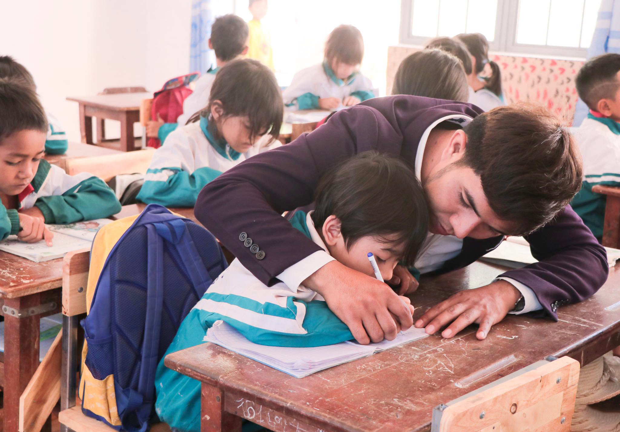 Ngoài việc đam mê sáng tạo váy cưới thổ cẩm, anh Tưih còn làm tốt vai trò “trồng người” tại vùng đồng bào DTTS
