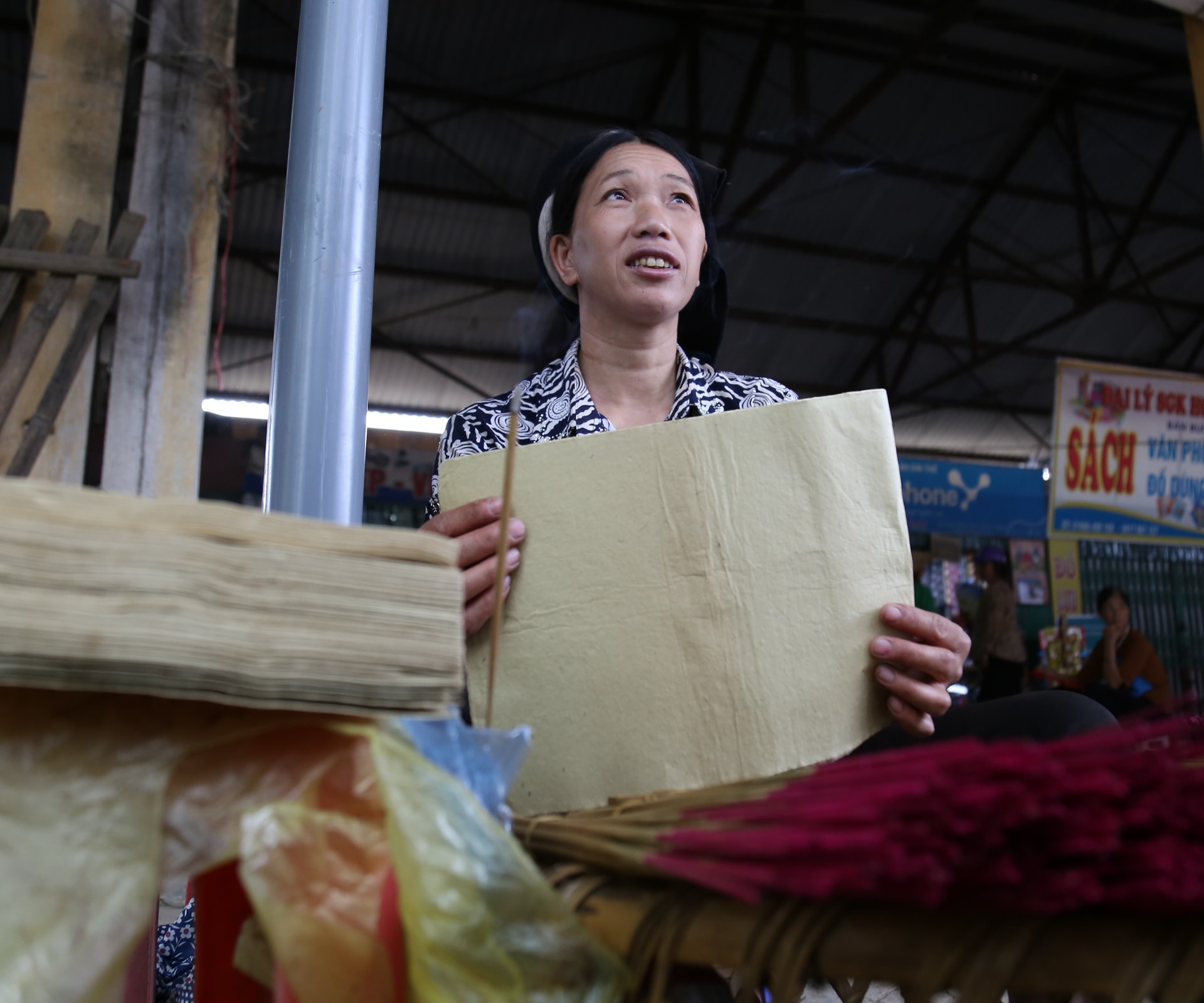 Giấy bản thành phẩm được bày bán ngoài chợ.