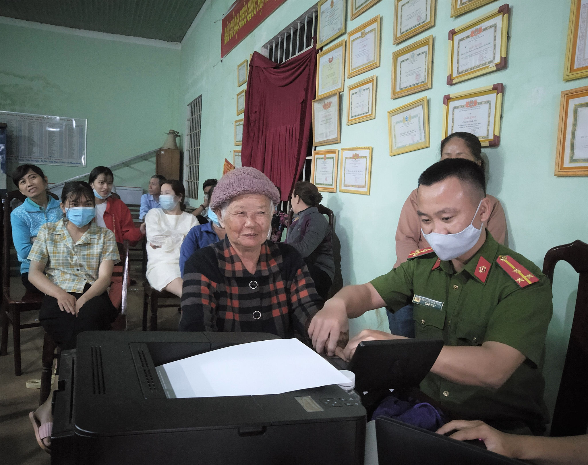 Bà Dai phấn khởi khi được các đồng chí công an phục vụ làm CCCD tận tình.