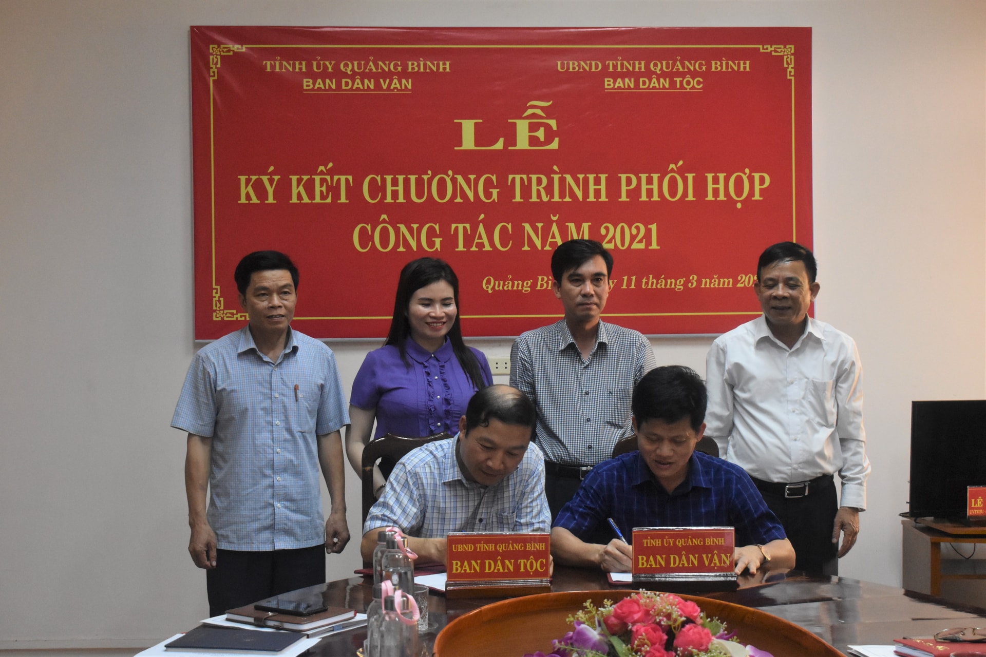 Đồng chí Lê Văn Bảo, Uỷ viên Ban Thường vụ, Trưởng ban Dân vận Tỉnh uỷ (bên phải) và đồng chí Võ Ngọc Thanh, Trưởng Ban Dân tộc ký kết Đồng chí Lê Văn Bảo, Uỷ viên Ban Thường vụ, Trưởng ban Dân vận Tỉnh uỷ (bên phải) và đồng chí Võ Ngọc Thanh, Trưởng Ban Dân tộc ký kết Chương trình phối hợp công tác năm 2021