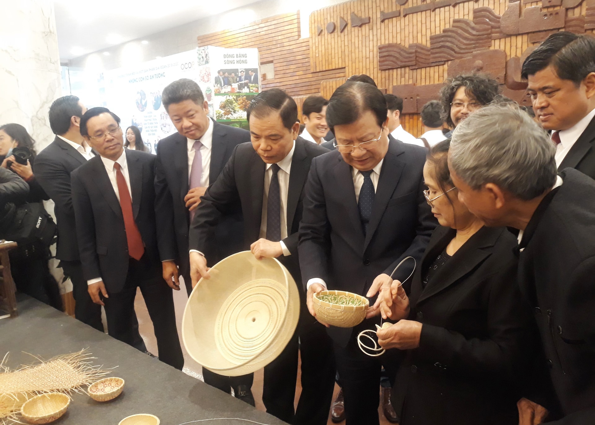 Phó Thủ tướng Trịnh Đình Dũng và đại biểu thăm quan các gian hàng OCOP bên lề Hội nghị Phó Thủ tướng Trịnh Đình Dũng và đại biểu thăm quan các gian hàng OCOP bên lề Hội nghị