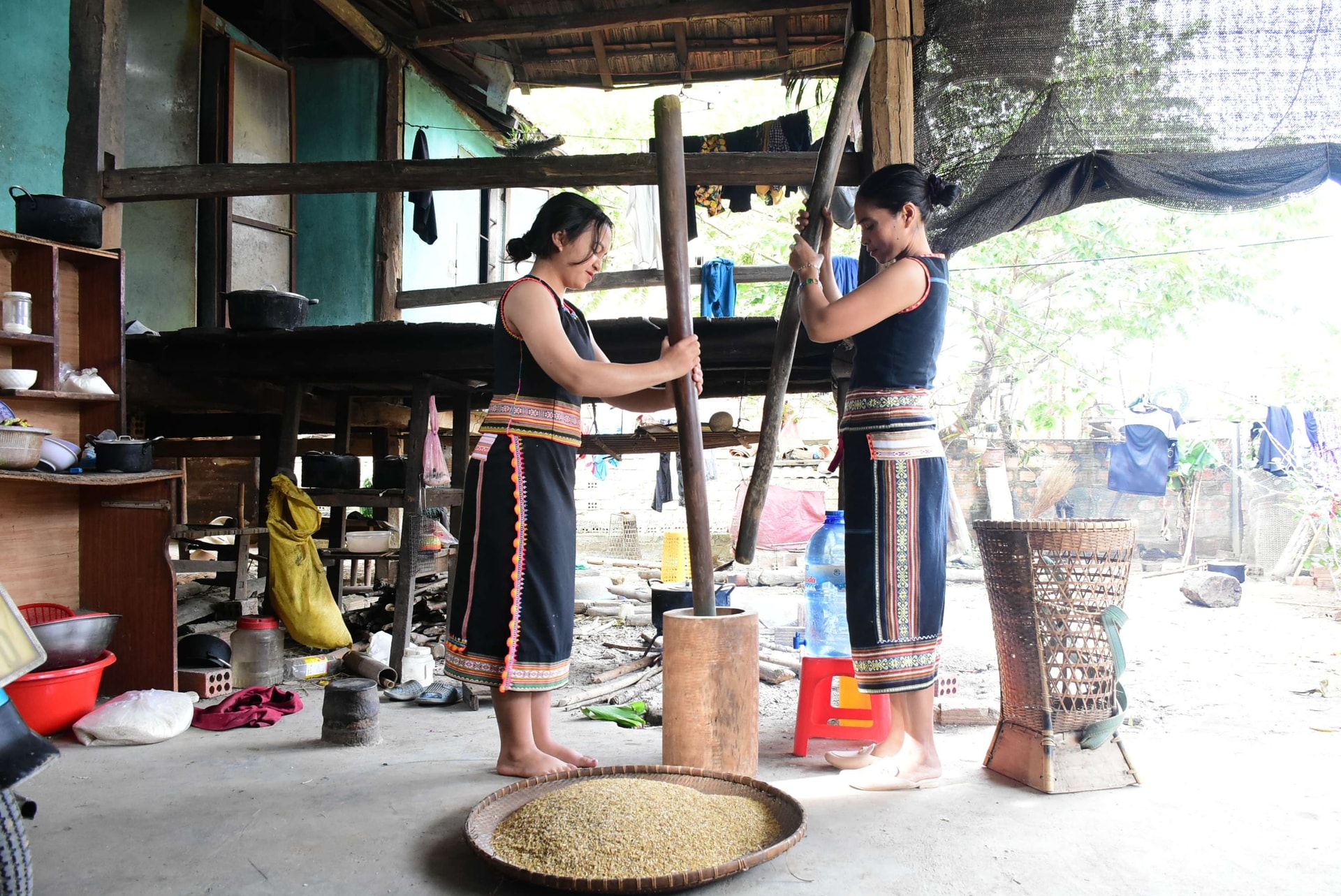 Giã gạo là công việc thường ngày của chị em phụ nữ ở làng Kon Jơ Dreh. Ảnh: H.T Giã gạo là công việc thường ngày của chị em phụ nữ ở làng Kon Jơ Dreh. Ảnh: H.T