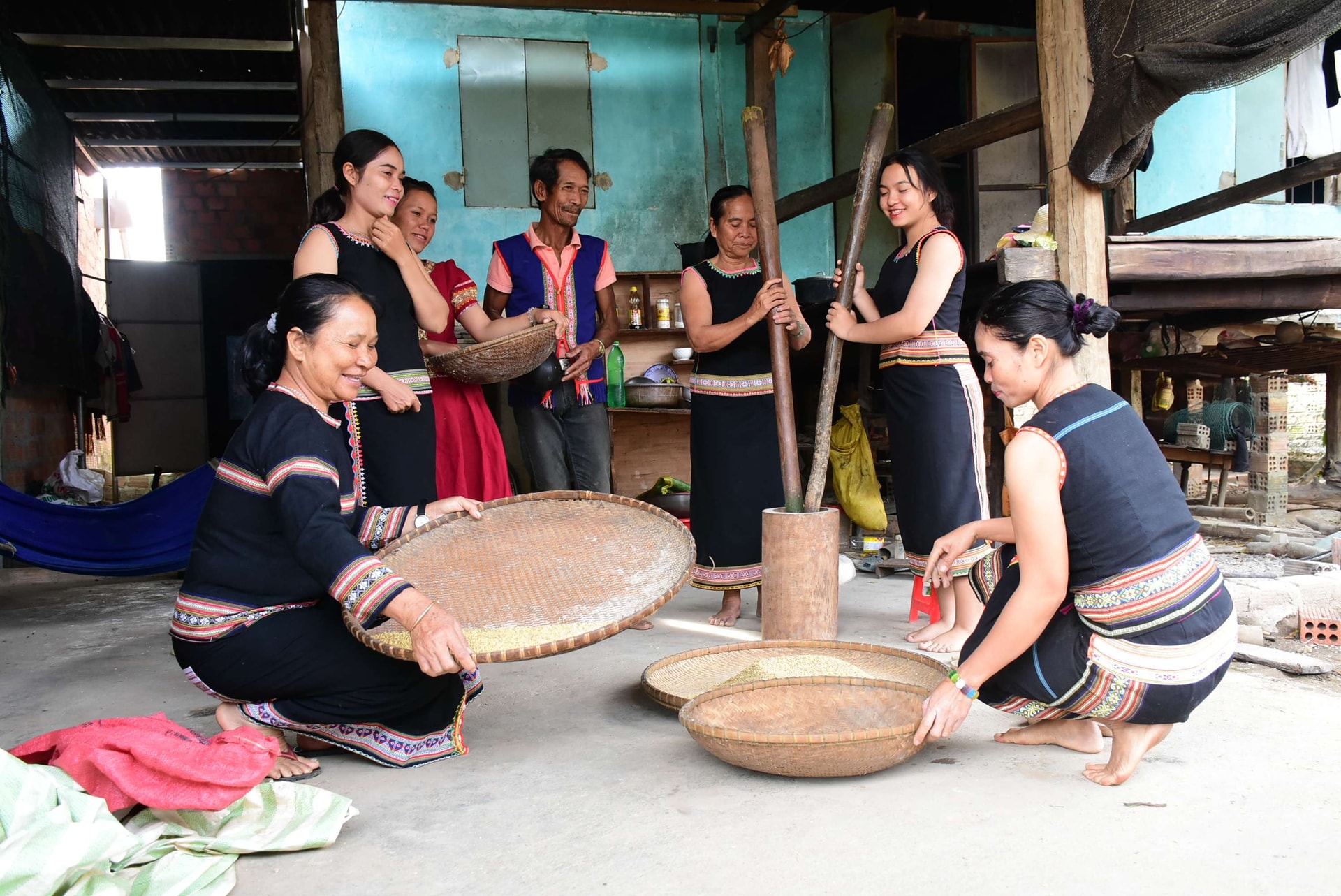 Giã gạo, nấu một bữa cơm ngon cũng là cách thể hiện tình yêu thương. Ảnh: H.T Giã gạo, nấu một bữa cơm ngon cũng là cách thể hiện tình yêu thương. Ảnh: H.T