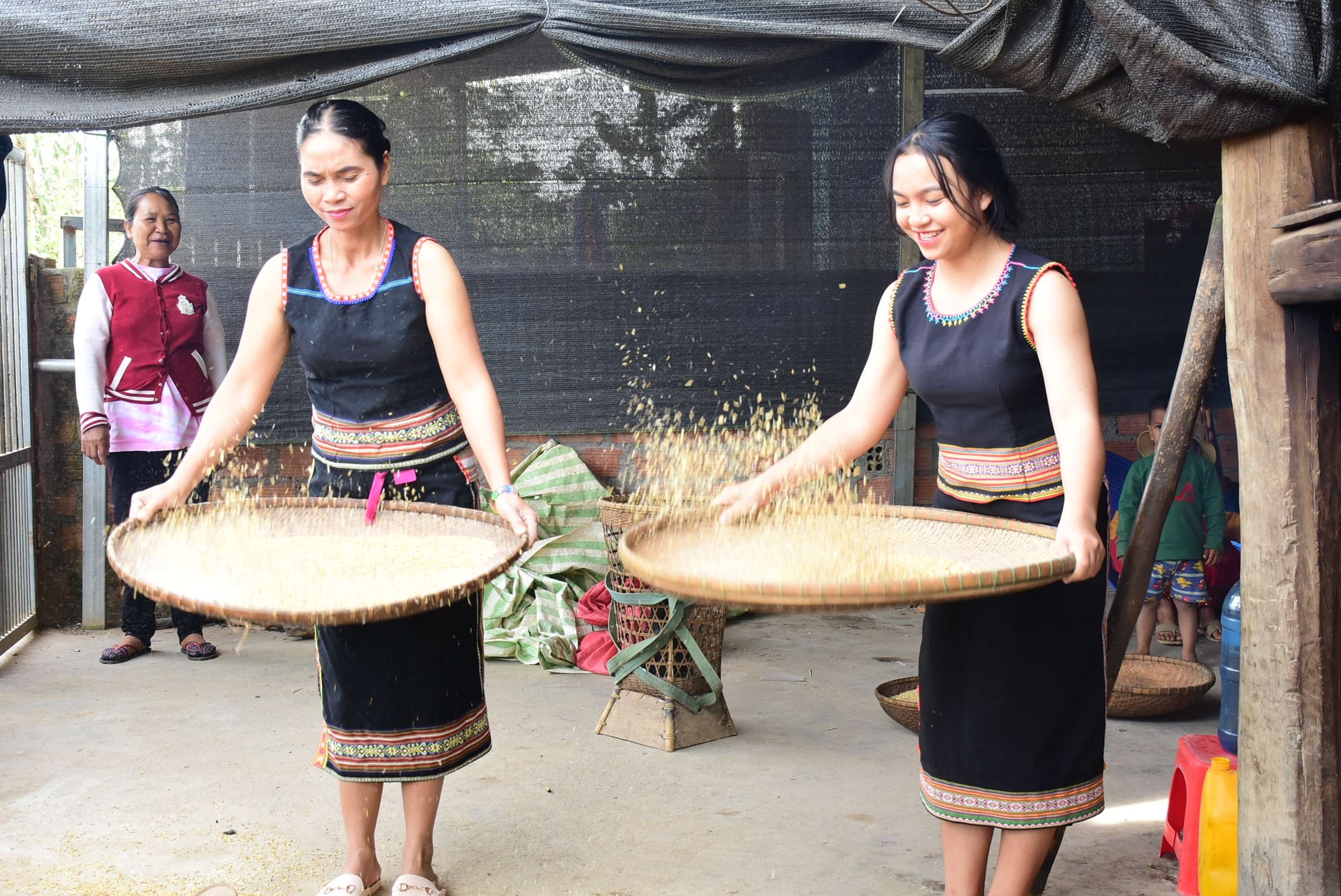 Các công đoạn đều yêu cầu sự khéo léo. Ảnh: H.T Các công đoạn đều yêu cầu sự khéo léo. Ảnh: H.T
