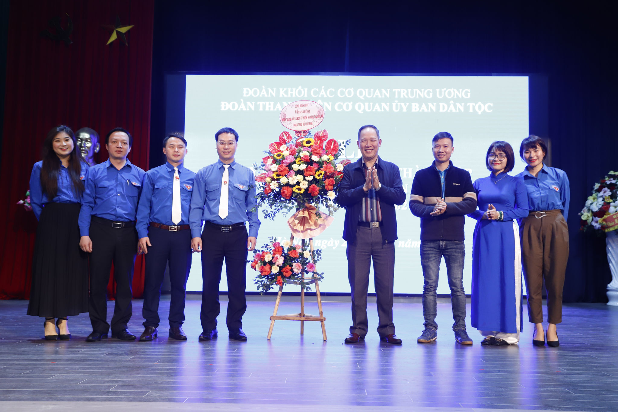 Công đoàn cơ quan UBDT tặng hoa chúc mừng Đoàn Thanh niên UBDT