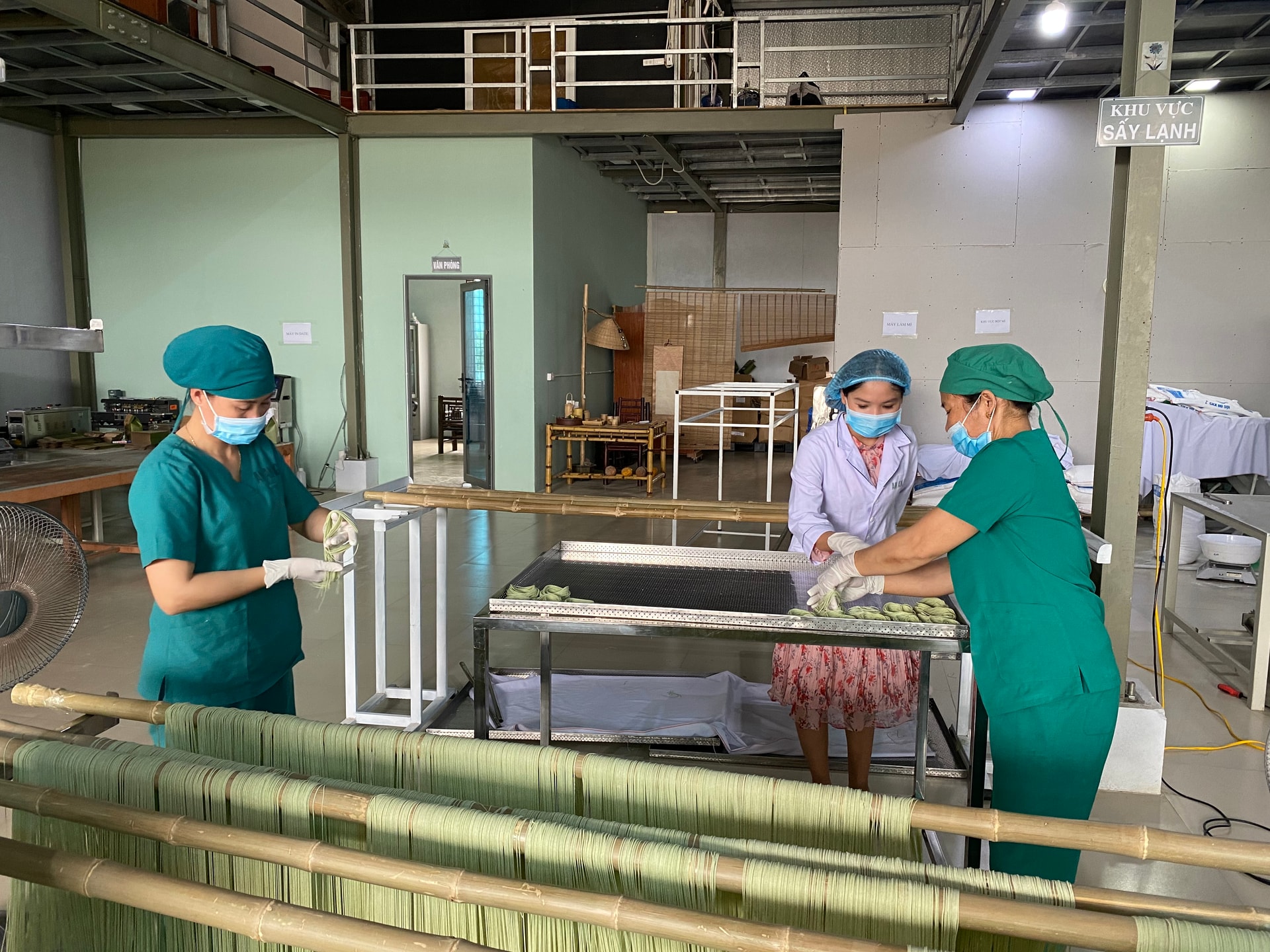 Một mẻ mỳ rau lúa mạch vừa ra khay