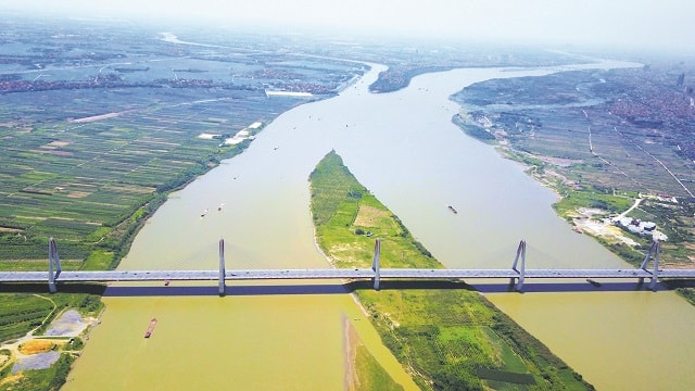 Sông Hồng nhìn từ trên cao đoạn chạy qua địa phận quận Tây Hồ, Hà Nội. Ảnh: Phạm Hùng