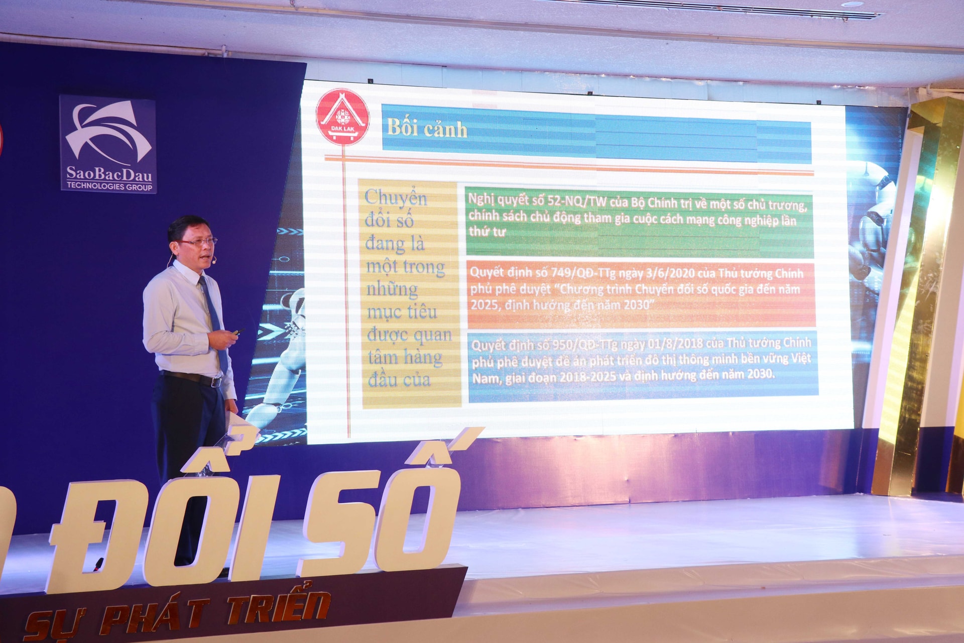 Phó chủ tịch Thường trực UBND tỉnh Đắk Lắk Nguyễn Tuấn Hà giới thiệu quy trình chuyển đổi số của tỉnh
