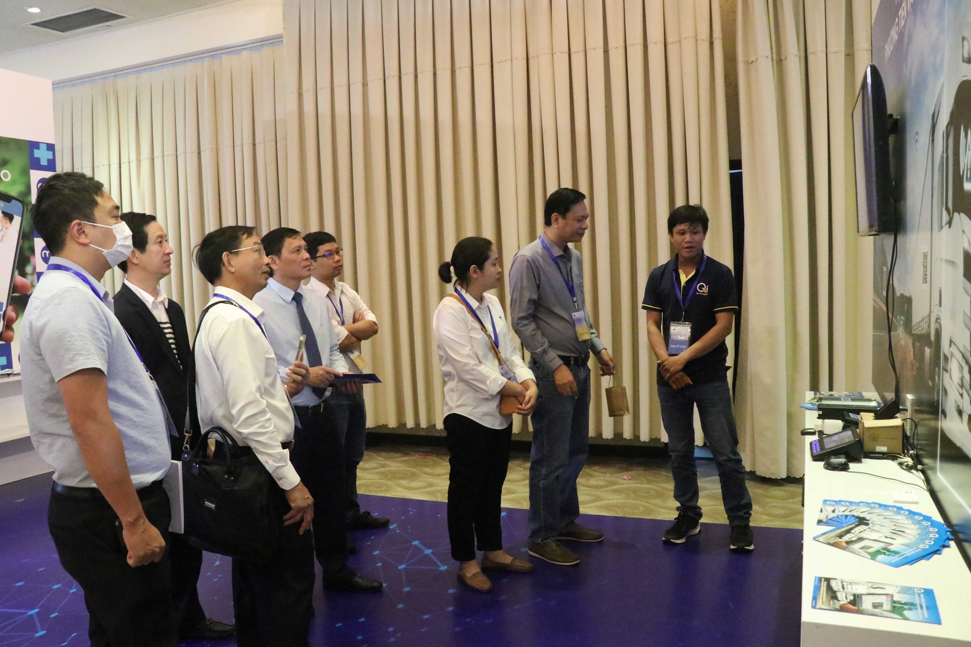 Đại biểu tham quan không gian triển lãm các sản phẩm công nghệ thông tin
