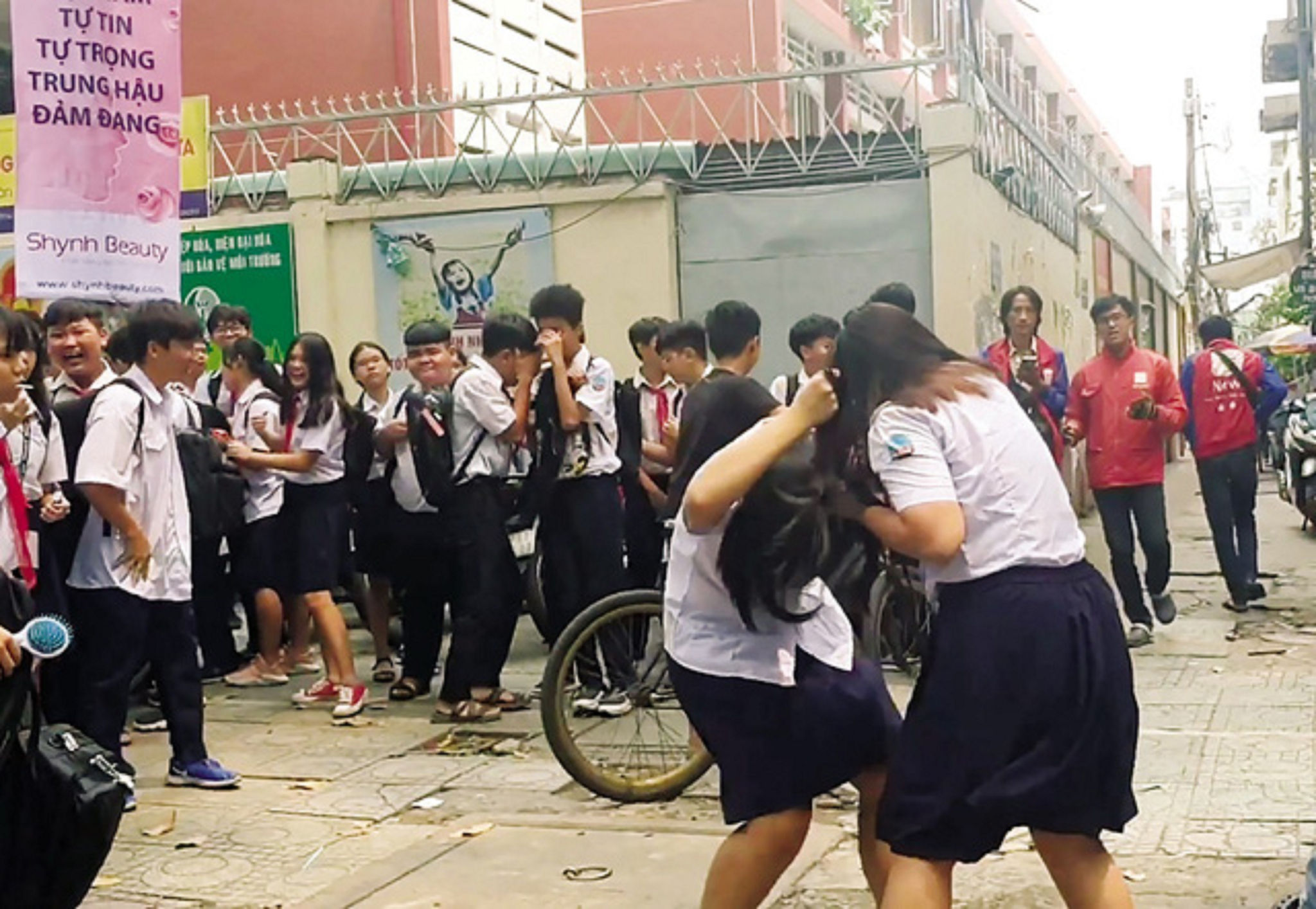 Hình ảnh hai nữ sinh đánh nhau (ảnh minh họa)