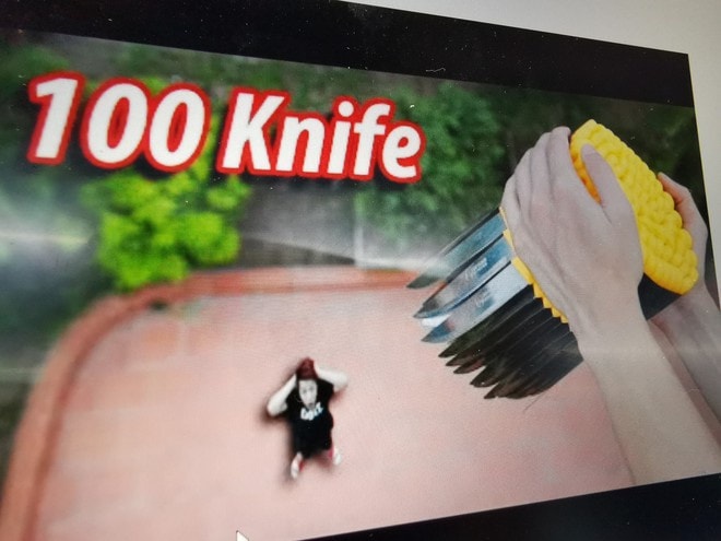 Kênh YouTube còn đăng tải clip “Thả 100 cái dao trên cao xuống” trúng mục tiêu là miếng thịt lợn và quả dưa hấu, chai nước ngọt.