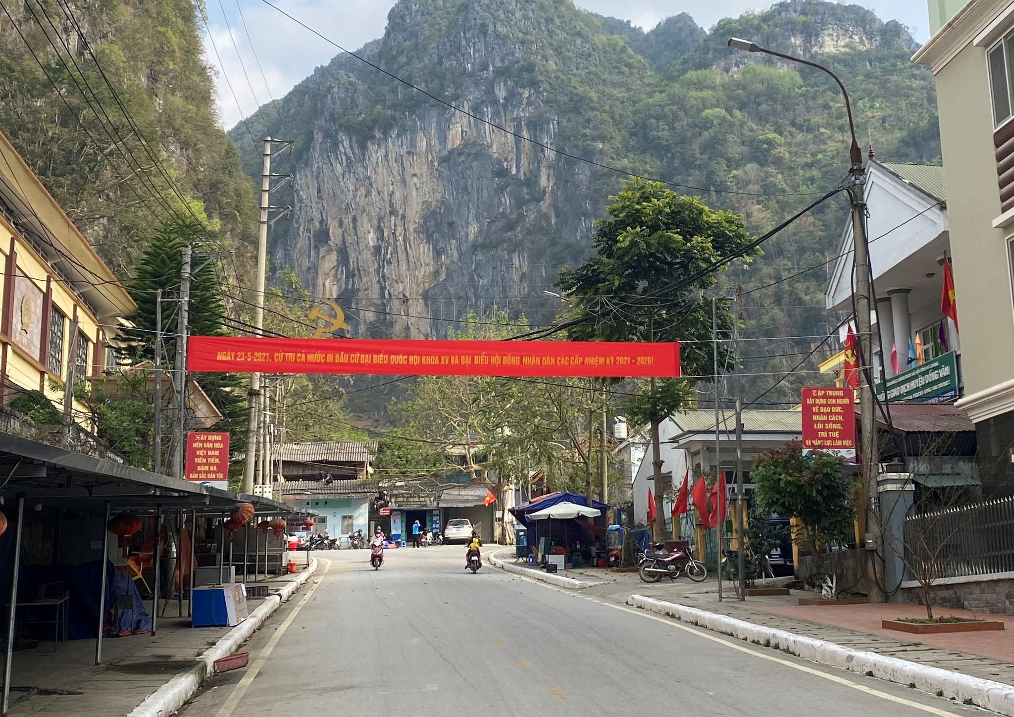 Thị trấn Đồng Văn trang hoàng băng rôn, khẩu hiệu chuẩn bị cho ngày bầu cử Thị trấn Đồng Văn trang hoàng băng rôn, khẩu hiệu chuẩn bị cho ngày bầu cử