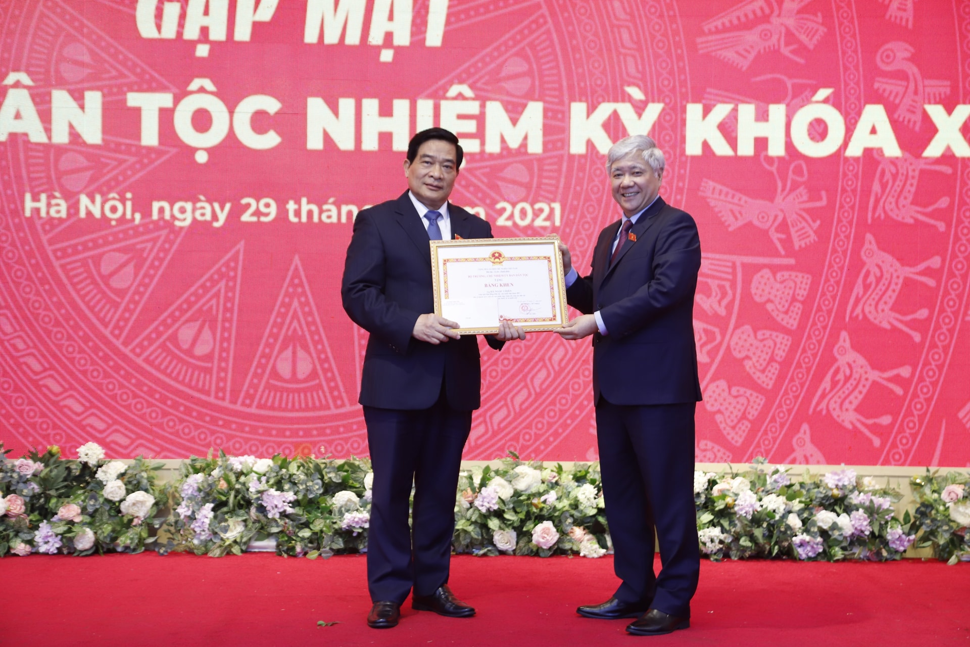 Bí thư Trung ương Đảng, Bộ trưởng, Chủ nhiệm UBDT Đỗ Văn Chiến trao tặng Bằng khen của UBDT cho ông Hà Ngọc Chiến, Ủy viên Ủy ban Thường vụ Quốc hội, Chủ tịch HĐDT vì đã có nhiều đóng góp trong thực hiện công tác dân tộc vùng đồng bào DTTS và miền núi. Bí thư Trung ương Đảng, Bộ trưởng, Chủ nhiệm UBDT Đỗ Văn Chiến trao tặng Bằng khen của UBDT cho ông Hà Ngọc Chiến, Ủy viên Ủy ban Thường vụ Quốc hội, Chủ tịch HĐDT vì đã có nhiều đóng góp trong thực hiện công tác dân tộc