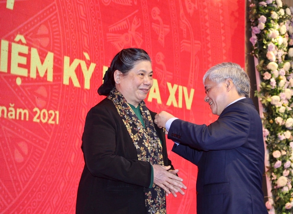 Bí thư Trung ương Đảng, Bộ trưởng, Chủ nhiệm UBDT Đỗ Văn Chiến trao tặng Kỷ niệm chương “Vì sự nghiệp phát triển các dân tộc” cho đồng chí Tòng Thị Phóng, nguyên Ủy viên Bộ Chính trị, Phó Chủ tịch Thường trực Quốc hội khóa XIV. Bí thư Trung ương Đảng, Bộ trưởng, Chủ nhiệm UBDT Đỗ Văn Chiến trao tặng Kỷ niệm chương “Vì sự nghiệp phát triển các dân tộc” cho đồng chí Tòng Thị Phóng, nguyên Ủy viên Bộ Chính trị, Phó Chủ tịch Thường trực Quốc hội khóa XIV.