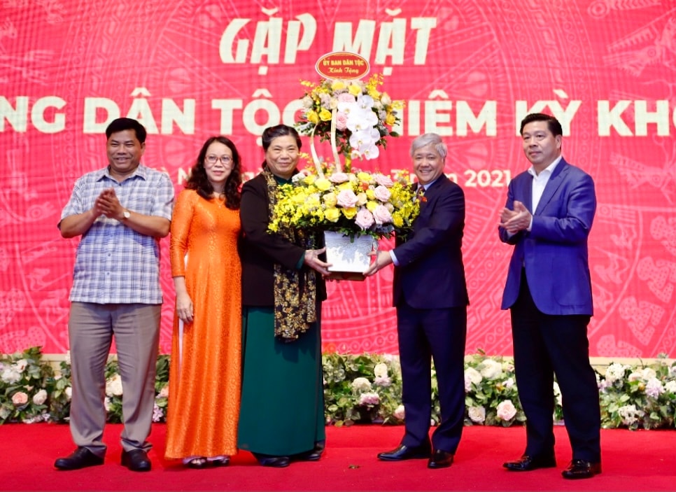 Các đồng chí lãnh đạo UBDT tặng hoa chúc mừng đồng chí Tòng Thị Phóng Các đồng chí lãnh đạo UBDT tặng hoa chúc mừng đồng chí Tòng Thị Phóng