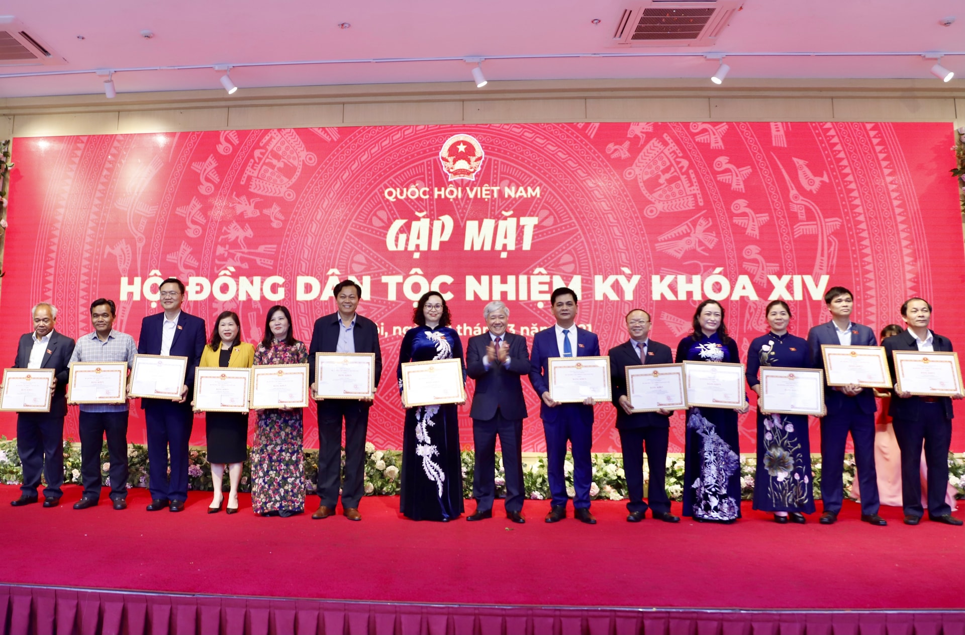Bí thư Trung ương Đảng, Bộ trưởng, Chủ nhiệm UBDT Đỗ Văn Chiến trao tặng Bằng khen của UBDT cho các đồng chí Chủ tịch, các Phó Chủ tịch, các thành viên HĐDT của Quốc hội khóa XIV. Bí thư Trung ương Đảng, Bộ trưởng, Chủ nhiệm UBDT Đỗ Văn Chiến trao tặng Bằng khen của UBDT cho các đồng chí Chủ tịch, các Phó Chủ tịch, các thành viên HĐDT của Quốc hội khóa XIV.