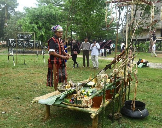 Dân làng chuẩn bị lễ vật để thực hiện lễ cúng cầu an. Ảnh: Diễm Quỳnh Dân làng chuẩn bị lễ vật để thực hiện lễ cúng cầu an. Ảnh: Diễm Quỳnh