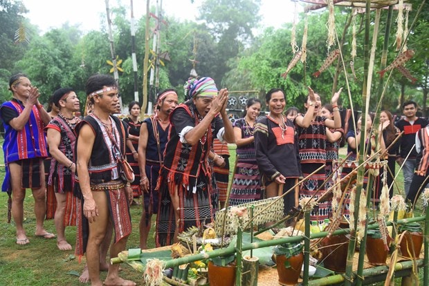 Người thực hiện nghi lễ quan trọng thường là một già làng có uy tín. Ảnh : Diễm Quỳnh Người thực hiện nghi lễ quan trọng thường là một già làng có uy tín. Ảnh : Diễm Quỳnh