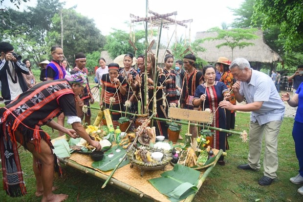 Các du khách tham quan thưởng thức các món ăn. Ảnh: Diễm Quỳnh Các du khách tham quan thưởng thức các món ăn. Ảnh: Diễm Quỳnh