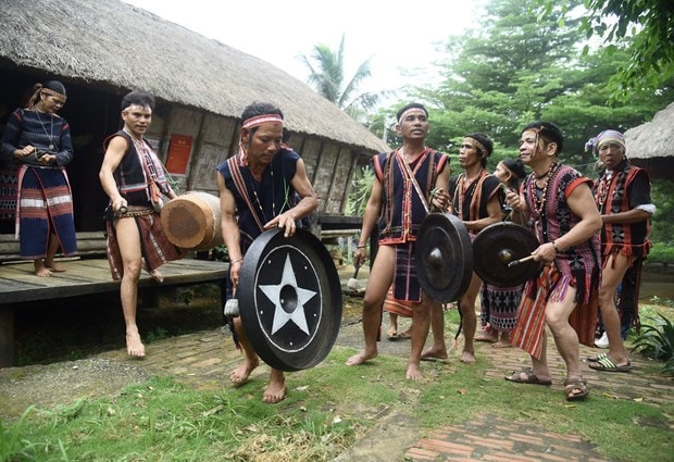 Sau khi nghi lễ kết thúc, bà con sẽ cùng ca múa mừng ngày hội. Ảnh: Diễm Quỳnh Sau khi nghi lễ kết thúc, bà con sẽ cùng ca múa mừng ngày hội. Ảnh: Diễm Quỳnh
