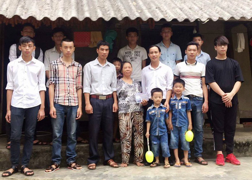 Thầy giáo Nguyễn Quang Đại và Đội nguyện 747 trao quà cho người nghèo tại xã Vũ Yển (huyện Thanh Ba, Phú Thọ).  