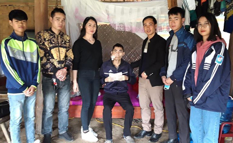 Thầy giáo Nguyễn Quang Đại Đại và học sinh trao quà cho người dân mắc bệnh hiểm nghèo tại xã Ninh Dân (huyện Thanh Ba, Phú Thọ).
