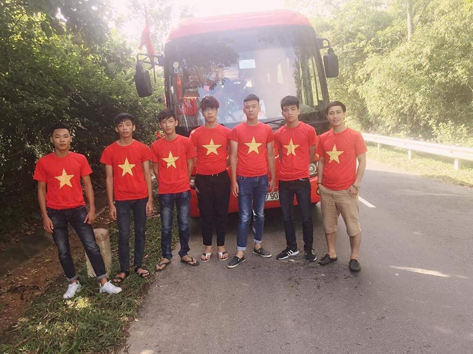 Thầy giáo Nguyễn Quang Đại cùng các thành viên đội 747 trên đường đi thiện nguyện tại Hà Giang. 