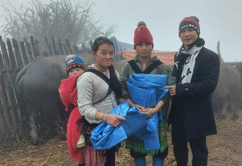 Thầy giáo Nguyễn Quang Đại cùng người dân ở vùng cao Y Tý (Lào Cai) trong một chuyến thiện nguyện