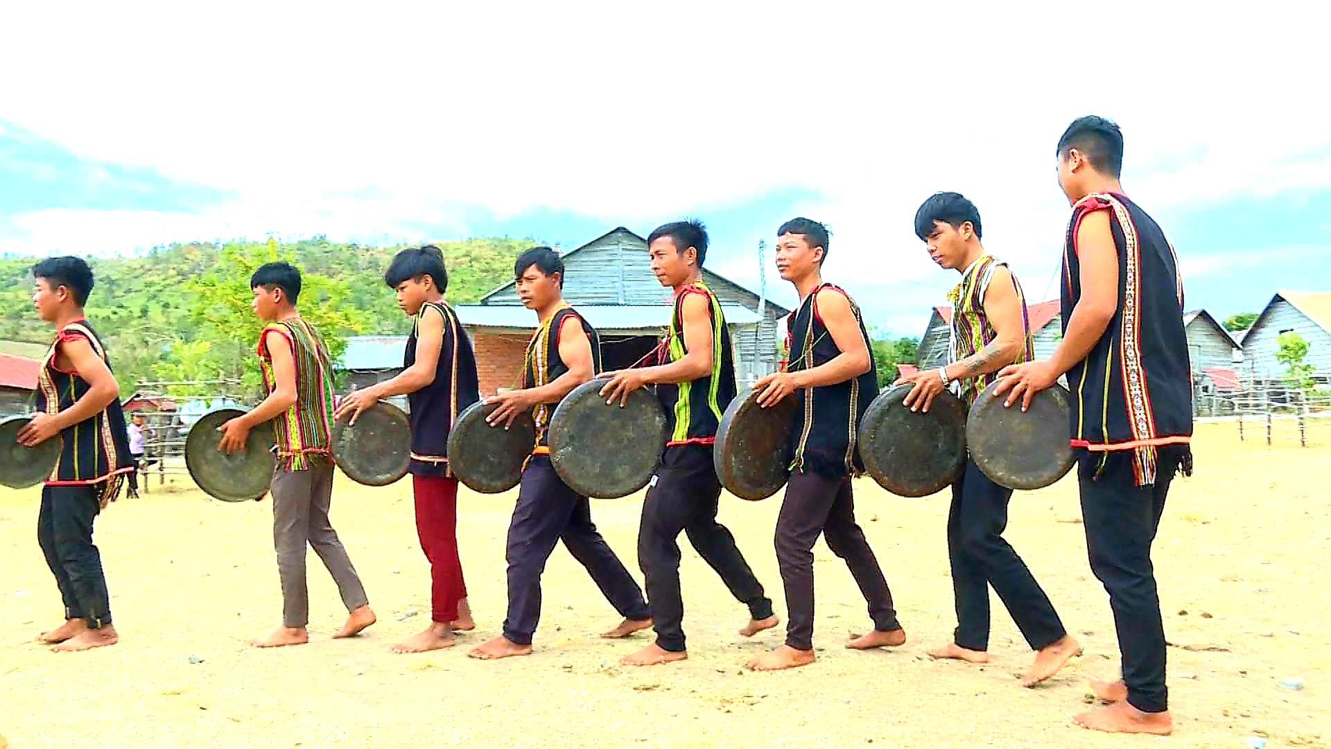 Rmah Mich (thứ tư  từ phải qua) và đội chiêng làng Hek đang tập luyện đánh chiêng