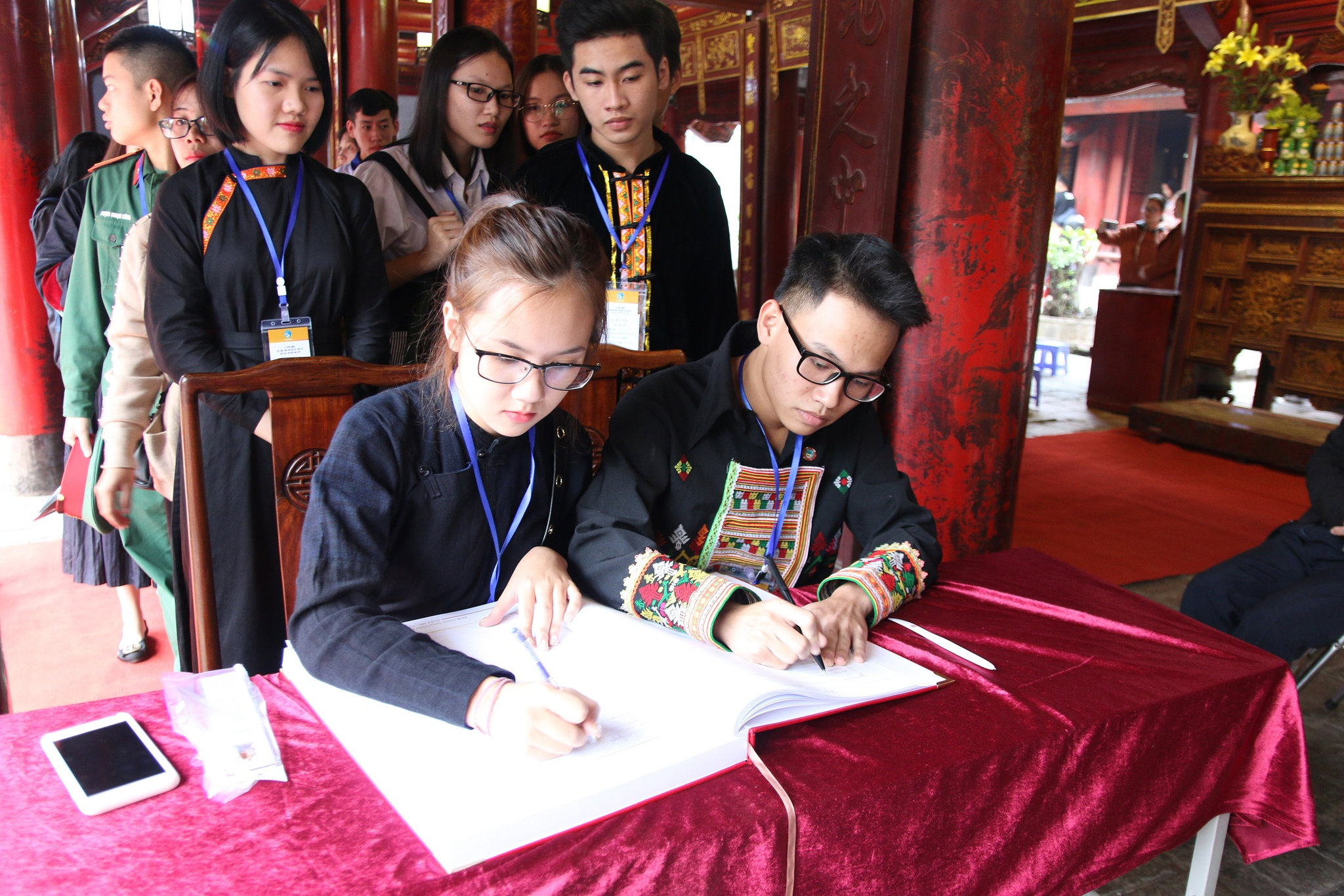 Quy định mới trong tuyển sinh đại học hệ cử tuyển yêu cầu cao về chất lượng (Trong ảnh: Các em học sinh DTTS ghi sổ vàng tại Văn Miếu - Quốc Tử Giám trong khuôn khổ Lễ Tuyên dương học sinh, sinh viên, thanh niên DTTS xuất sắc, tiêu biểu năm 2020.)