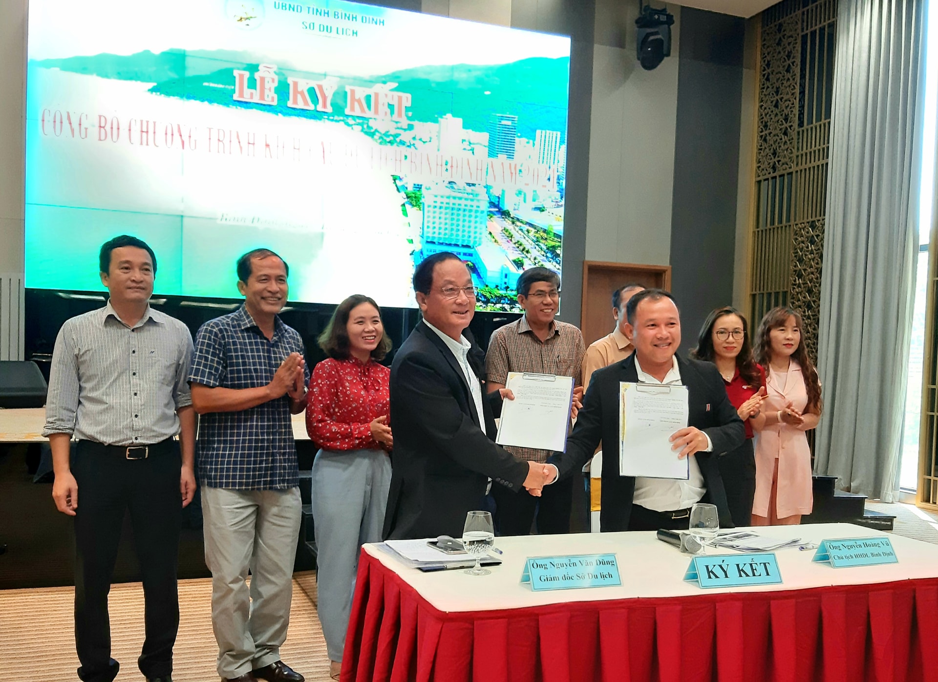 Đại diện Hiệp hội Du lịch tỉnh và Sở Du lịch Bình Định ký cam kết xây dựng gói giảm giá của đơn vị tham gia kích cầu du lịch.