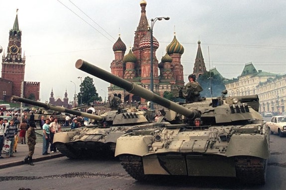 Xe tăng Liên Xô đỗ gần một lối vào điện Kremlin trên quảng trường Đỏ sau khi xảy ra vụ đảo chính nhằm lật đổ Tổng thống Gorbachev vào ngày 19-8-1991. Ảnh: AFP. 