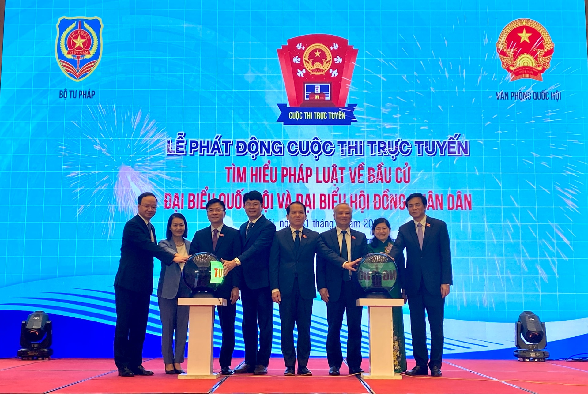 Các đại biểu tham dự nhấn nút phát động cuộc thi