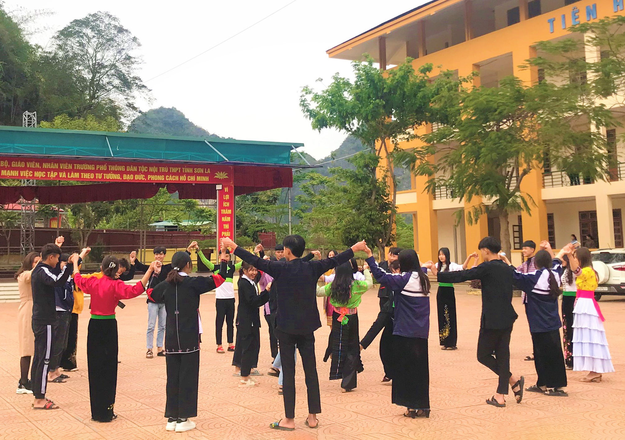 Học sinh trường PTDTNT tỉnh Sơn La trong giờ ngoại khoá